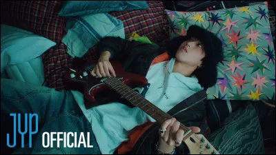 Qui a chanté "Hold My Hand" ?