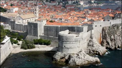 Quelle est la longueur des célèbres remparts de Dubrovnik ?