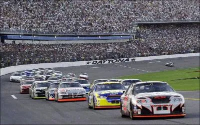 Comment se nomme la ville de Floride mondialement connue pour ses courses automobiles ou motocyclistes ?