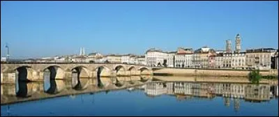 « Moult me tarde ! » : de quelle ville est-ce la devise ?