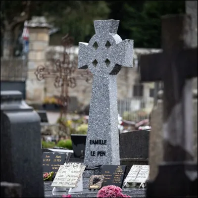 Et pour finir, une camarade qui te harcelait est décédée, que fais-tu ?