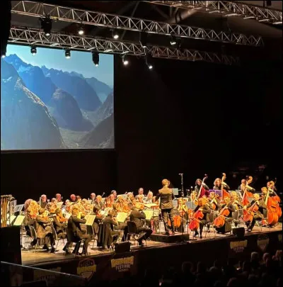 La musique de la trilogie "Le Seigneur des Anneaux" est un véritable chef-d'uvre que je vous invite vivement à écouter. Qui en est le compositeur ?