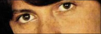À quelle chanson pouvez-vous associer les yeux de ce chanteur ?