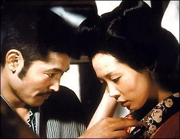 Quel cinaste fit scandale avec 'L'Empire des Sens' ?