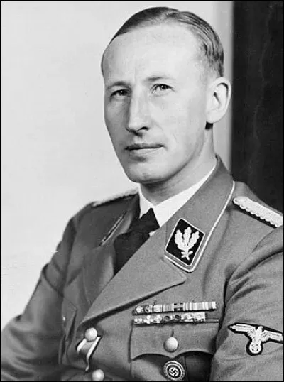 En choisissant imprudemment de ne pas se protéger adéquatement malgré son statut, Reinhard Heydrich se retrouve piégé dans une embuscade planifiée le 27 mai 1942 par la résistance tchécoslovaque et le Spécial Opérations Exécutive britannique. Combien de temps vivra-t-il avant de faire face à sa fin ?