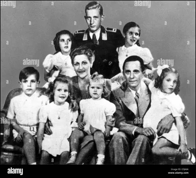 Compltétez : Le 1er mai 1945, Joseph Goebbels et son épouse Magda se sont suicidés dans le Führerbunker, après avoir assassiné leurs ... enfants.