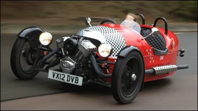 Quel est le nom de cette curieuse voiture à trois roues et moteur apparent ?