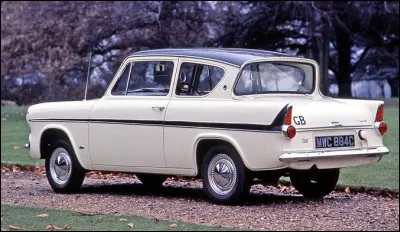 Avec sa lunette arrière inversée cette auto sera aussi la star du film ''Harry Potter''. C'est une...