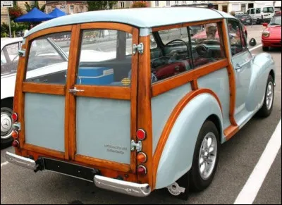 Quelle est cette auto avec des baguettes en bois à l'arrière ?