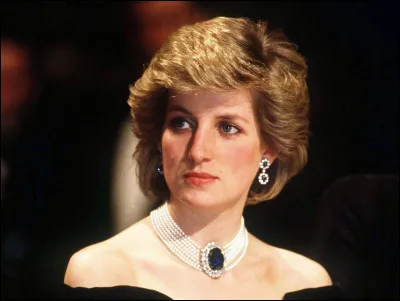 Suite à un accident de voiture mystérieux dans le tunnel de la voie Georges-Pompidou, elle mourut le 31 août 1996 à l'hôpital de la Pitié-Salpêtrière, à Paris.