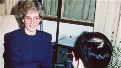 En avril 1987, elle serra la main d'un patient séropositif en portant des gants.