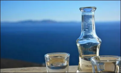 Voici des boissons qui peuvent se consommer à l'apéritif ou en digestif.
Avec quoi le raki, l'ouzo et l'arak sont-ils aromatisés ?