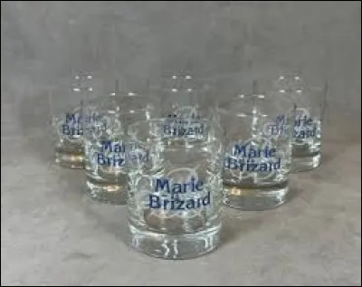 Et enfin pour vous mesdames, une liqueur douce, fraîche et anisée. J'ai cité la Marie Brizard ! Je vous présente les verres vides, c'est à vous de la préparer !