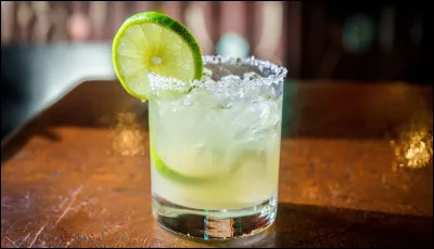 Quel cocktail à base de gin, contenant du jus de citron, est préparé au shaker et servi dans un verre givré ?