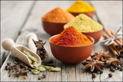 Quelle épice est utilisée pour donner la couleur jaune au curry ?