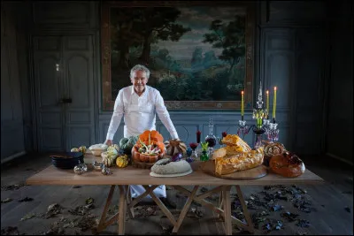 Qui est le chef français célèbre pour sa cuisine de haute gastronomie, notamment son restaurant trois étoiles Michelin, "L'Arpège" ?
