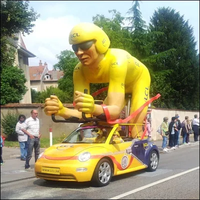 Quelle artiste est devenue rousse lorsqu�elle est devenue l�&eacute;g&eacute;rie de Jean-Paul Gautier, portant entre autres sa robe "tour Eiffel" ?