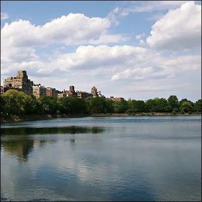 Quel parc public con&ccedil;u en 1873 selon les plans de Frederick Law Olmsted et Calvert Vaux comprend le Jacqueline Kennedy Onassis Reservoir ?