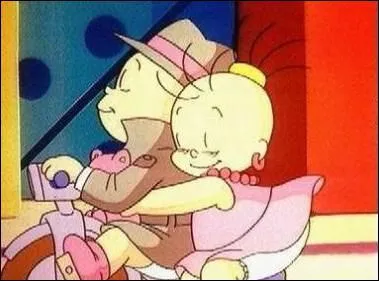 (Baby Folies) Comment se nomme le bb dtective en impermable qui s'inspire d'un(e) personn(ag)e trs clbre ?