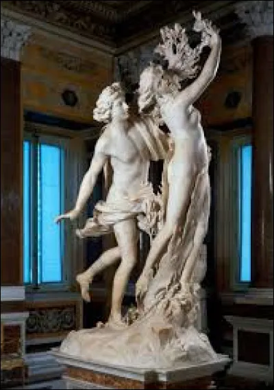 Qui a conçu cette sculpture de marbre intitulée "Apollon et Daphné" ?