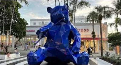 À qui doit-on cette sculpture moderne représentant un ours ?