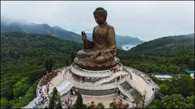 Dans quelle ville asiatique peut-on gravir 268 marches pour accéder au "Bouddha Tian Tian" ?