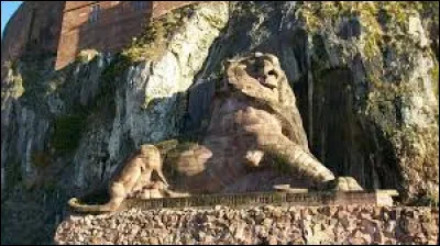 Dans quelle ville française cette sculpture monumentale en grès rose de l'artiste Auguste Bartholdi se trouve-t-elle ?