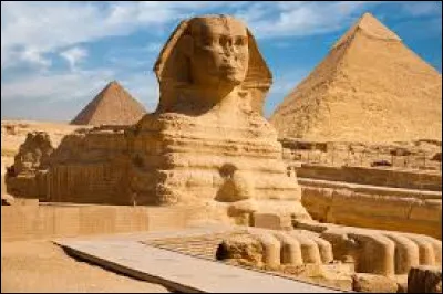 Comment s'appelle cette créature qui trône fièrement au pied des pyramides de Gizeh ?