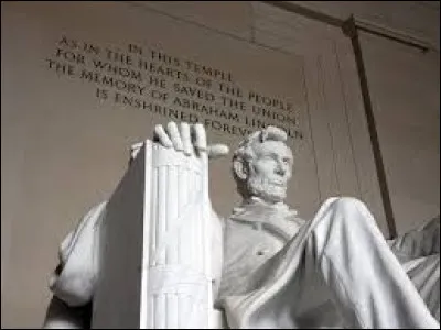 Quel ancien président des États-Unis est représenté par cette sculpture de marbre ?