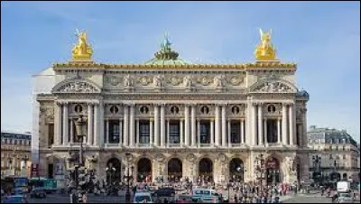 Qui a décidé de construire l'opéra Garnier ?