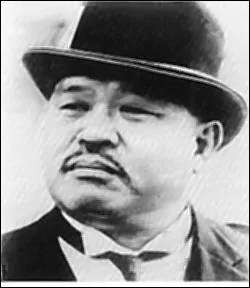 Ce personnage, Oddjob, se sert de son chapeau melon aux bords renforcs qu'il lance pour briser la nuque de ses victimes. C'est dans :