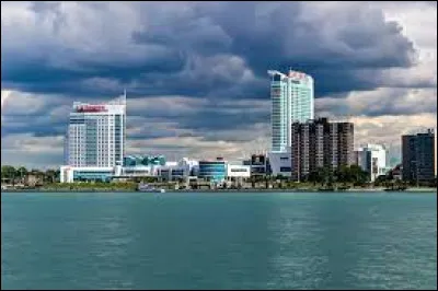 Quelle est cette ville canadienne de 210 000 habitants, située sur la rivière Détroit en face de la grande ville étatsunienne ?