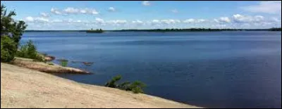 Quel est ce lac canadien de 873 km² qui alimente le lac Huron, via la baie géorgienne, avec la rivière des Français ?
