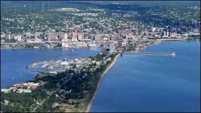 Revenons aux États-Unis : quelle est cette ville de 80 000 habitants, située à l'extrémité ouest du lac Supérieur au contact des Grandes Plaines ?