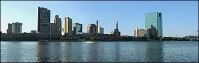 Quelle est cette ville industrielle étatsunienne de 260 000 habitants, située à l'extrémité ouest du lac Erié ?