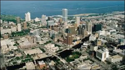 Quelle est cette ville de 570 000 habitants, bordée par le lac Michigan ?