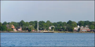 Ce lac, qui sépare l'État américain du Michigan de la province canadienne de l'Ontario, sert de lien entre le lac Huron et le lac Érié et borde la ville de Détroit : c'est ...
