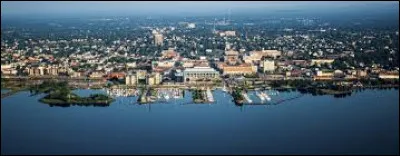 Quelle est cette ville canadienne de 110 000 habitants, située sur la rive nord-ouest du lac Supérieur au débouché des voies ferrées qui relient la côte du Pacifique ?