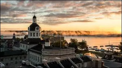 Quelle est cette ville de 150 000 habitants, première capitale du Canada en 1841, située en bordure du lac Ontario à son débouché dans le Saint-Laurent ?