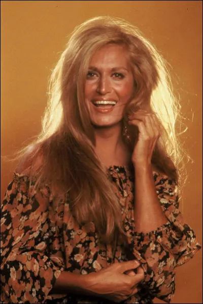 Complétez ces paroles : « Je veux ........ sur scène, devant les projecteurs »