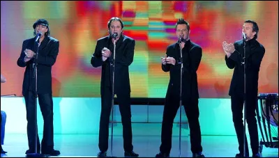 Quel groupe vocal interprète en 1990 une nouvelle version de la chanson "Le Lion est mort ce soir" ?