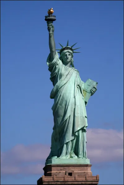 Qui est le sculpteur à l'origine de la statue de la Liberté ?