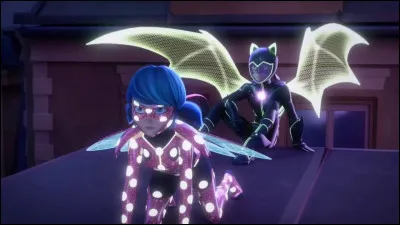 Combien dabonnés la super-vilaine prévoit-elle datteindre sur son compte, avant lintervention de Ladybug et Chat Noir pour la désakumatiser ?