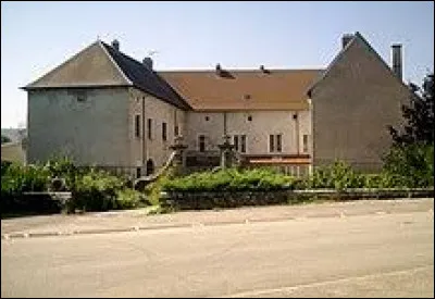 Nous faisons une halte en Lorraine, à la maison forte de Tonnoy. Ville de l'aire d'attraction Nancéenne, elle se situe ...