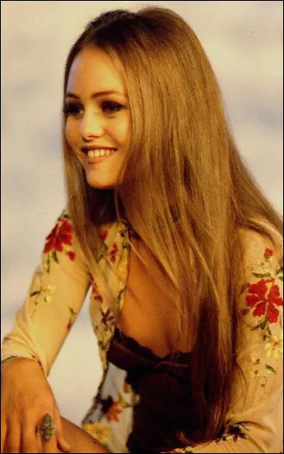 La chanson "Be My Baby" chantée par Vanessa Paradis s'écoule à 800 000 exemplaires vendus dans le monde.