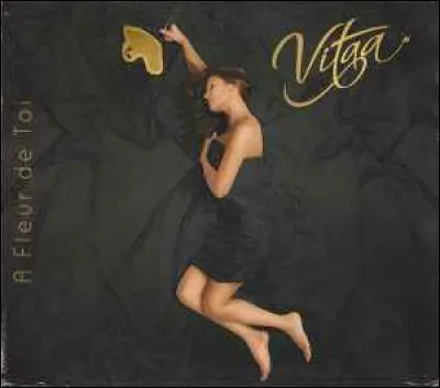 Le titre "À fleur de toi" de la chanteuse Vitaa évoque une histoire d'amour désormais achevée.