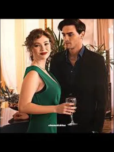 Comment se prénomme la fille que Nick embrasse à la fin du 2 ?