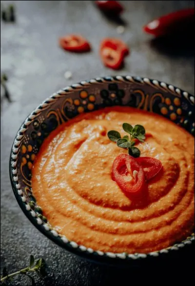 Quelle sauce espagnole est préparée à base de tomates, de petits poivrons rouges et d'amandes ?