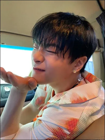 Veux-tu que la photo soit prise par Moonbin (selfie) ou que ça soit une photo simple ?