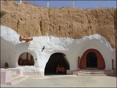 Dans quel pays peut-on visiter la ville troglodytique de Matmata ?